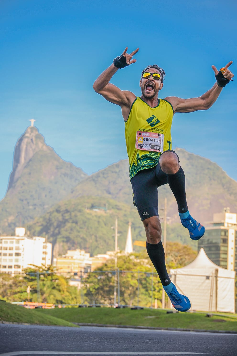 Moisés Tedeschi saltando em prova de corrida no Rio de Janeiro, com o Cristo Redentor ao fundo